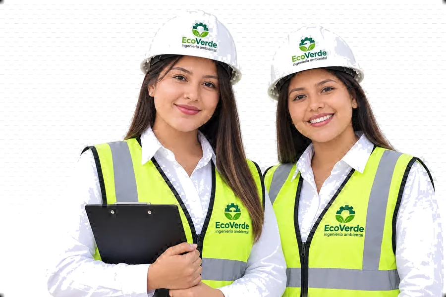Dos supervisoras de EcoVerde con casco y chaleco de la empresa, una con un portapapeles.